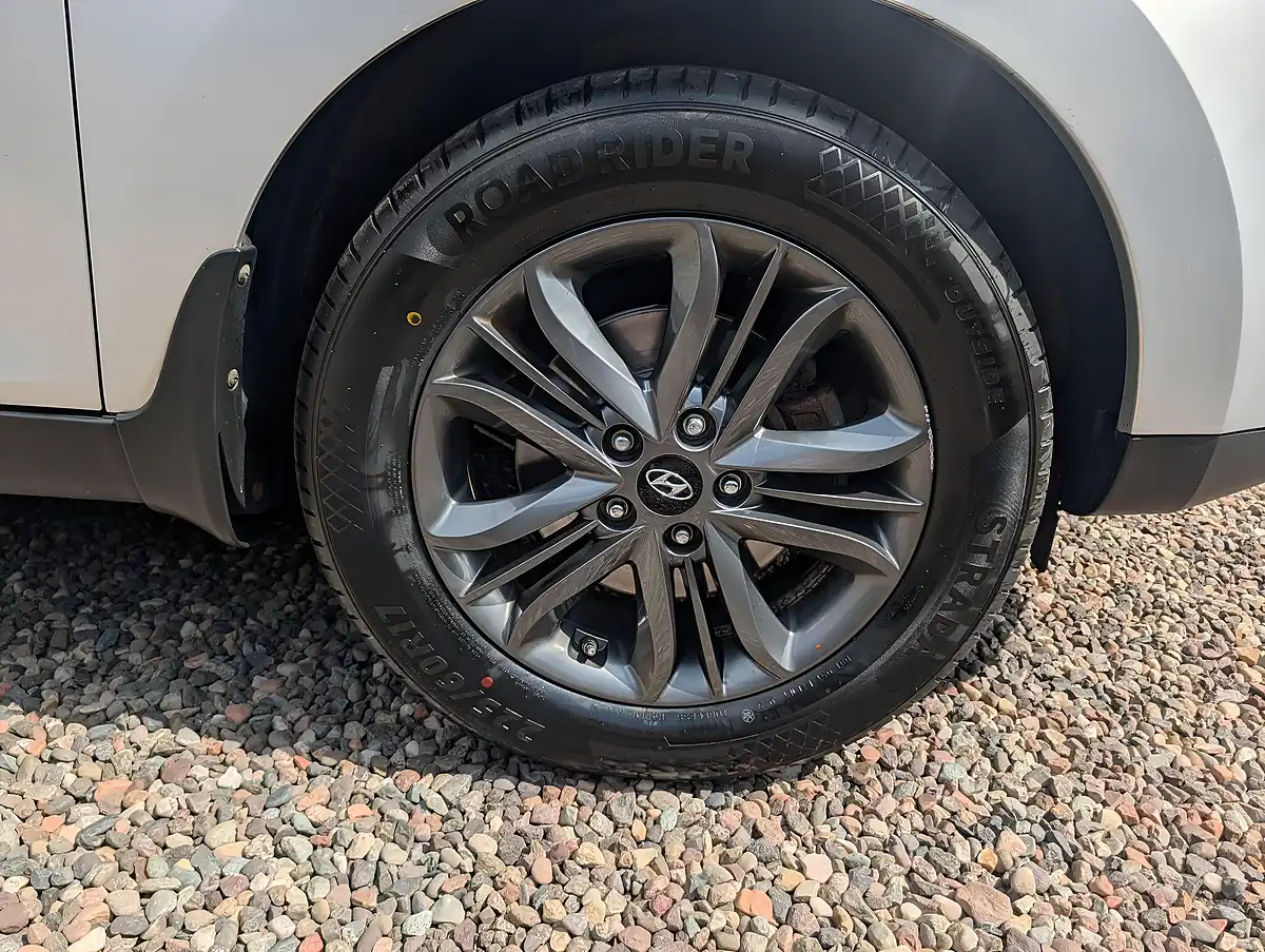 Used 2015 Hyundai IX35 Se Silver - Interior and Exterior details 17
