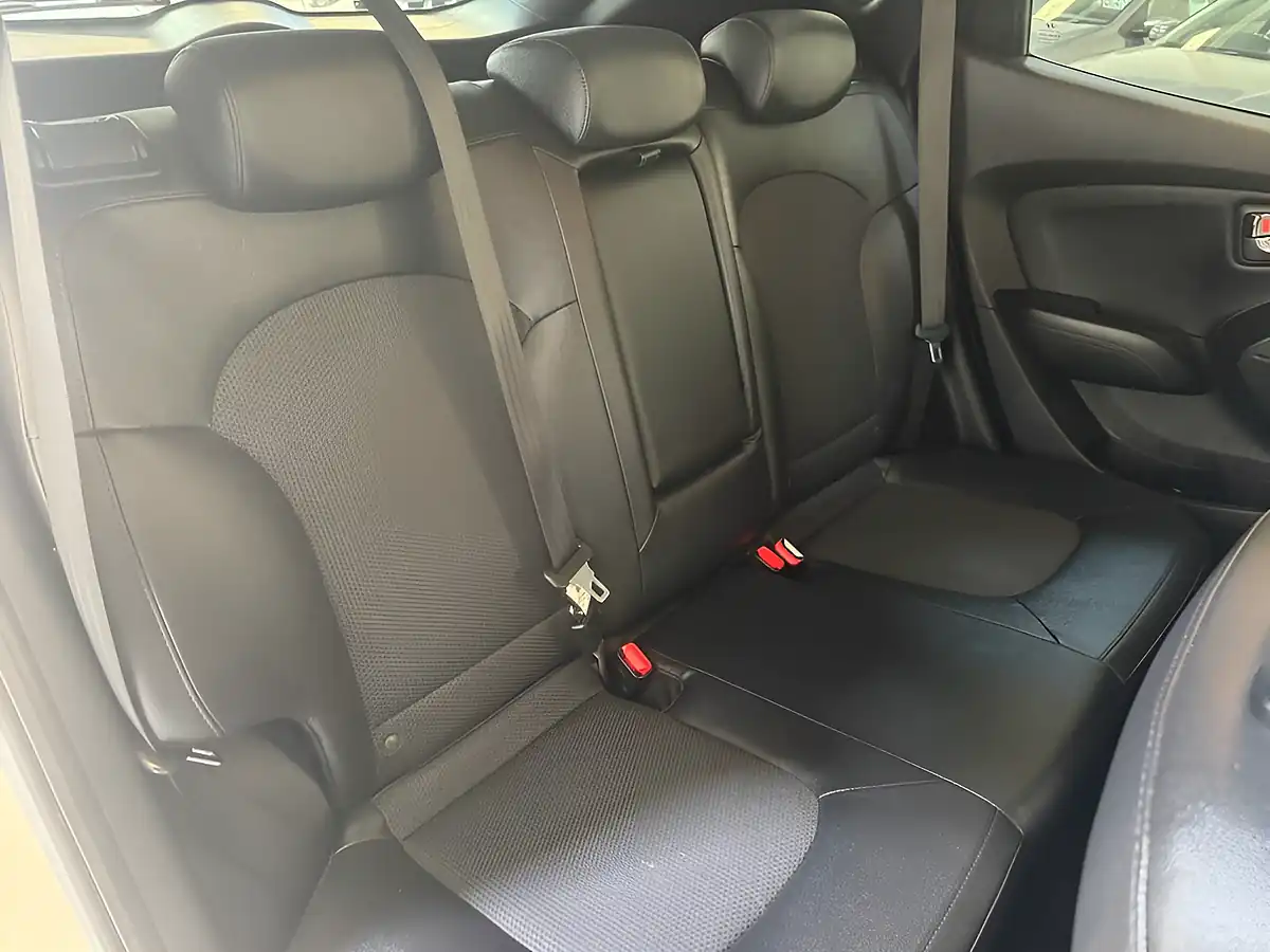 Used 2015 Hyundai Ix35 Se White - Interior and Exterior details 12