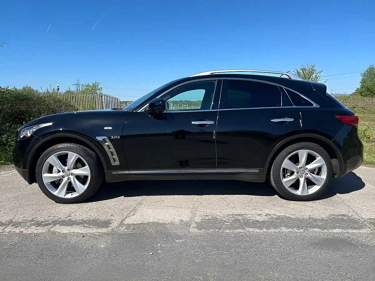 Used 2015 Infiniti QX70 S Premium Black - Interior and Exterior details 5