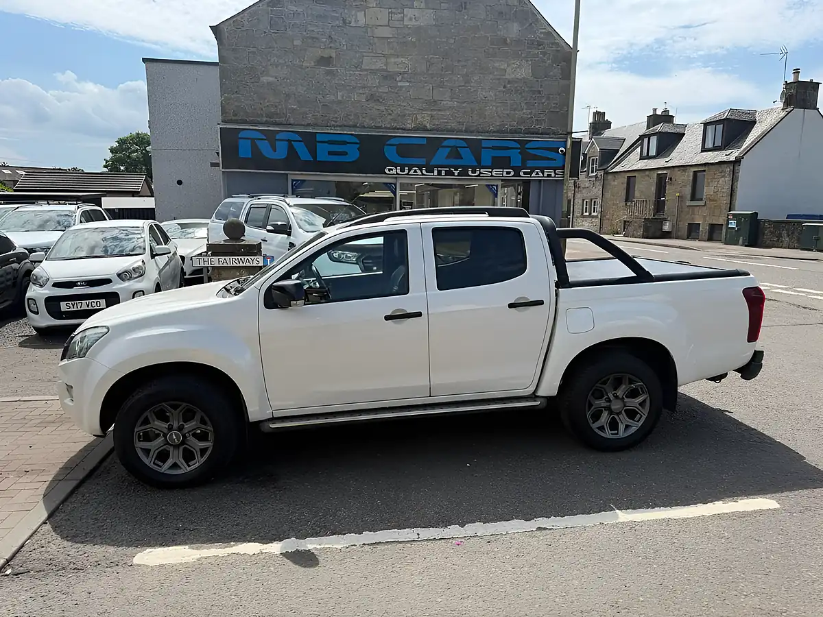 Used 2015 Isuzu D-Max Blade White - Front View
