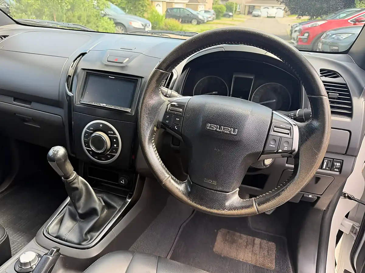Used 2015 Isuzu D-Max Blade White - Interior and Exterior details 12