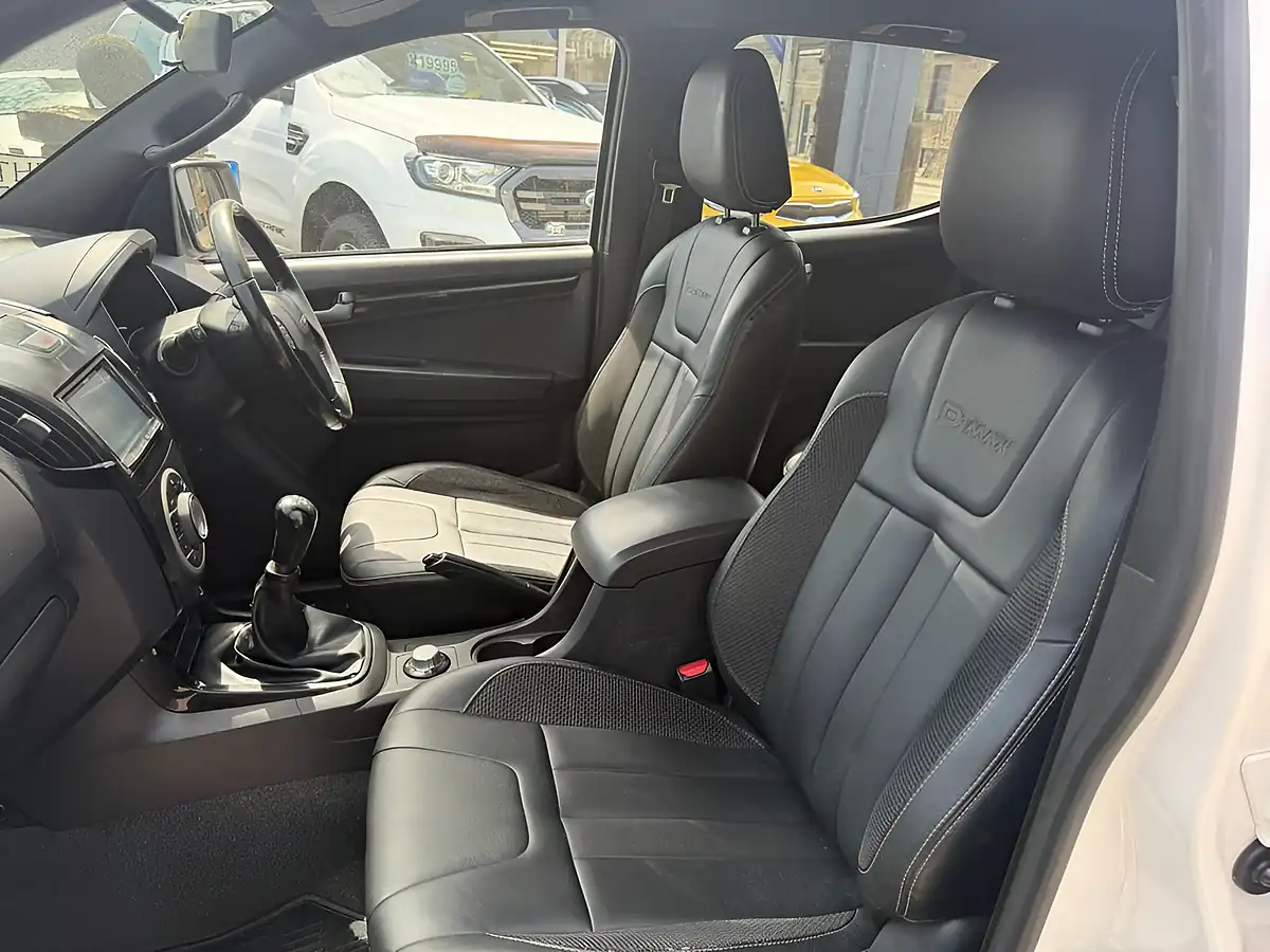 Used 2015 Isuzu D-Max Blade White - Interior and Exterior details 14