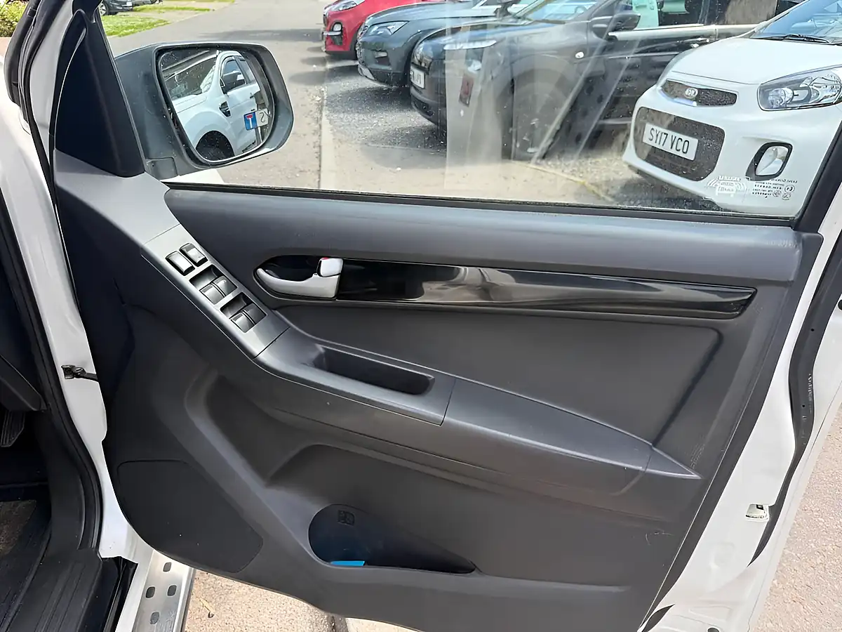 Used 2015 Isuzu D-Max Blade White - Interior and Exterior details 15