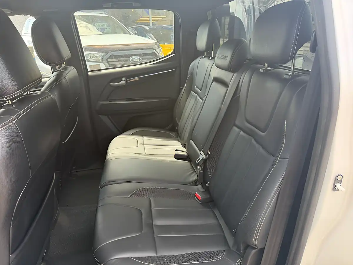 Used 2015 Isuzu D-Max Blade White - Interior and Exterior details 17