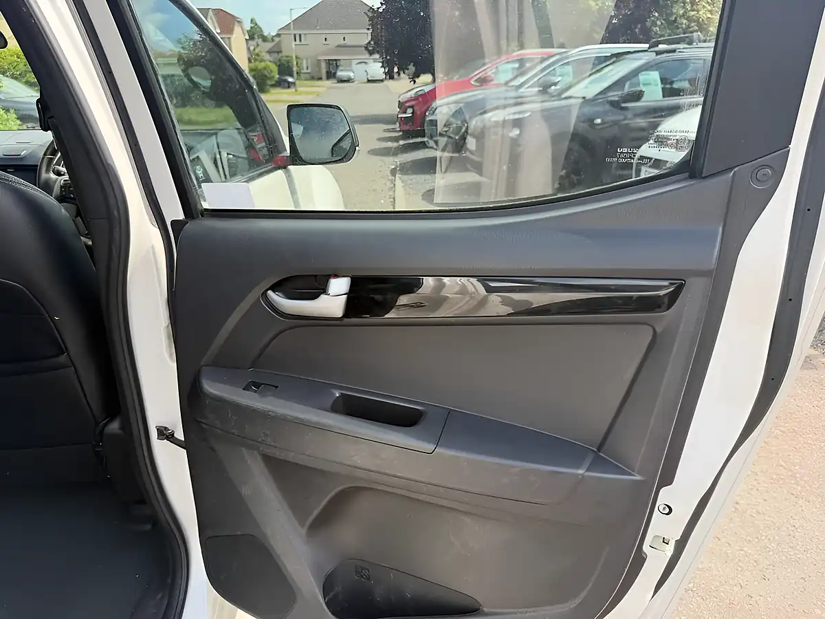 Used 2015 Isuzu D-Max Blade White - Interior and Exterior details 18