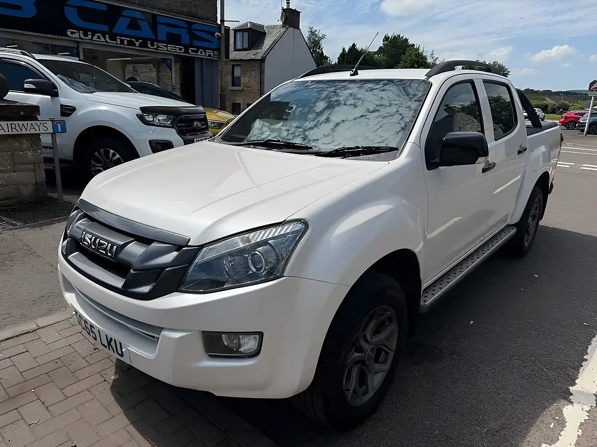 Used 2015 Isuzu D-Max Blade White - Interior and Exterior details 2