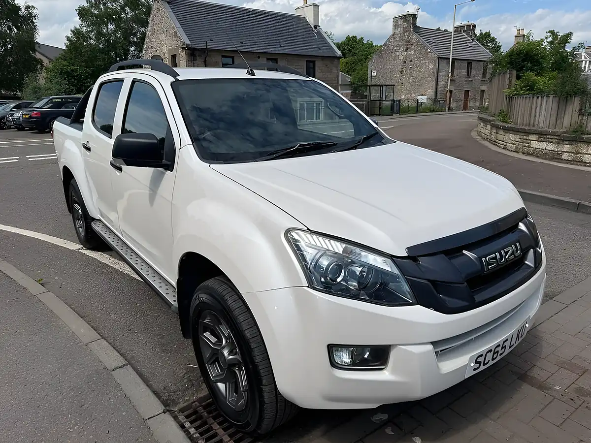 Used 2015 Isuzu D-Max Blade White - Interior and Exterior details 4