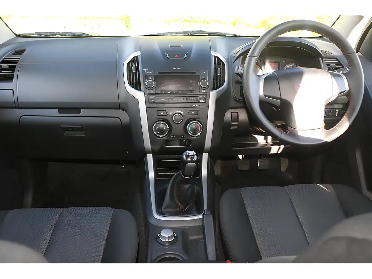 Used 2015 Isuzu D-Max Fury Red - Interior and Exterior details 10