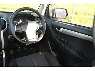 Used 2015 Isuzu D-Max Fury Red - Interior and Exterior details 11