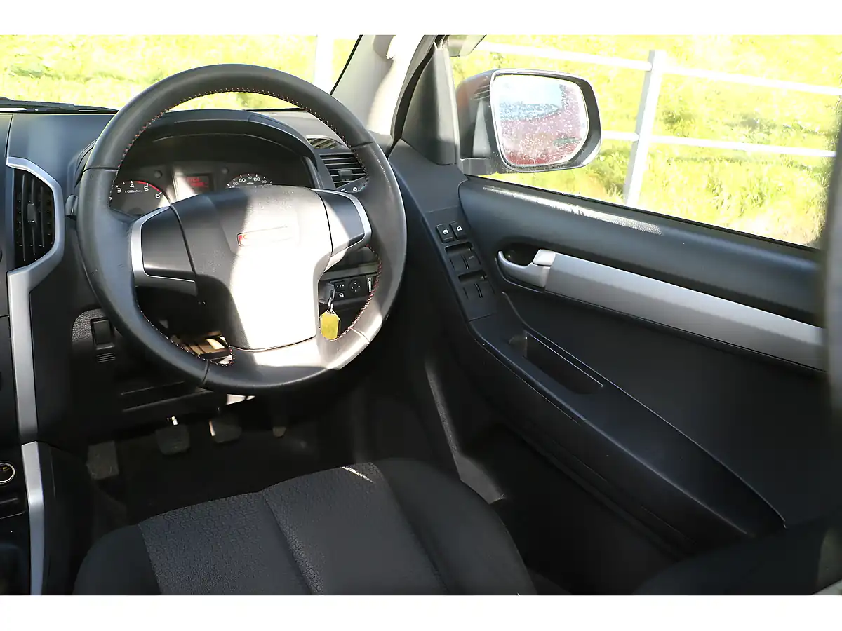 Used 2015 Isuzu D-Max Fury Red - Interior and Exterior details 11