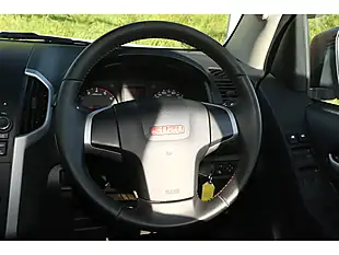 Used 2015 Isuzu D-Max Fury Red - Interior and Exterior details 12
