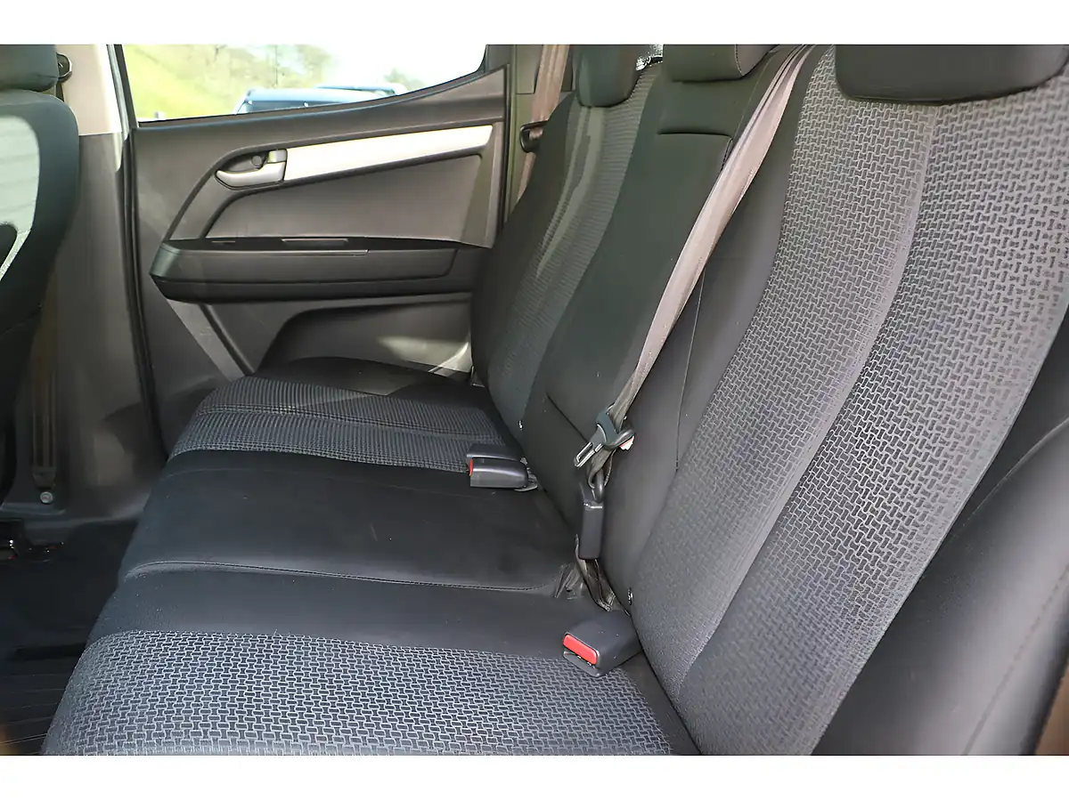 Used 2015 Isuzu D-Max Fury Red - Interior and Exterior details 14