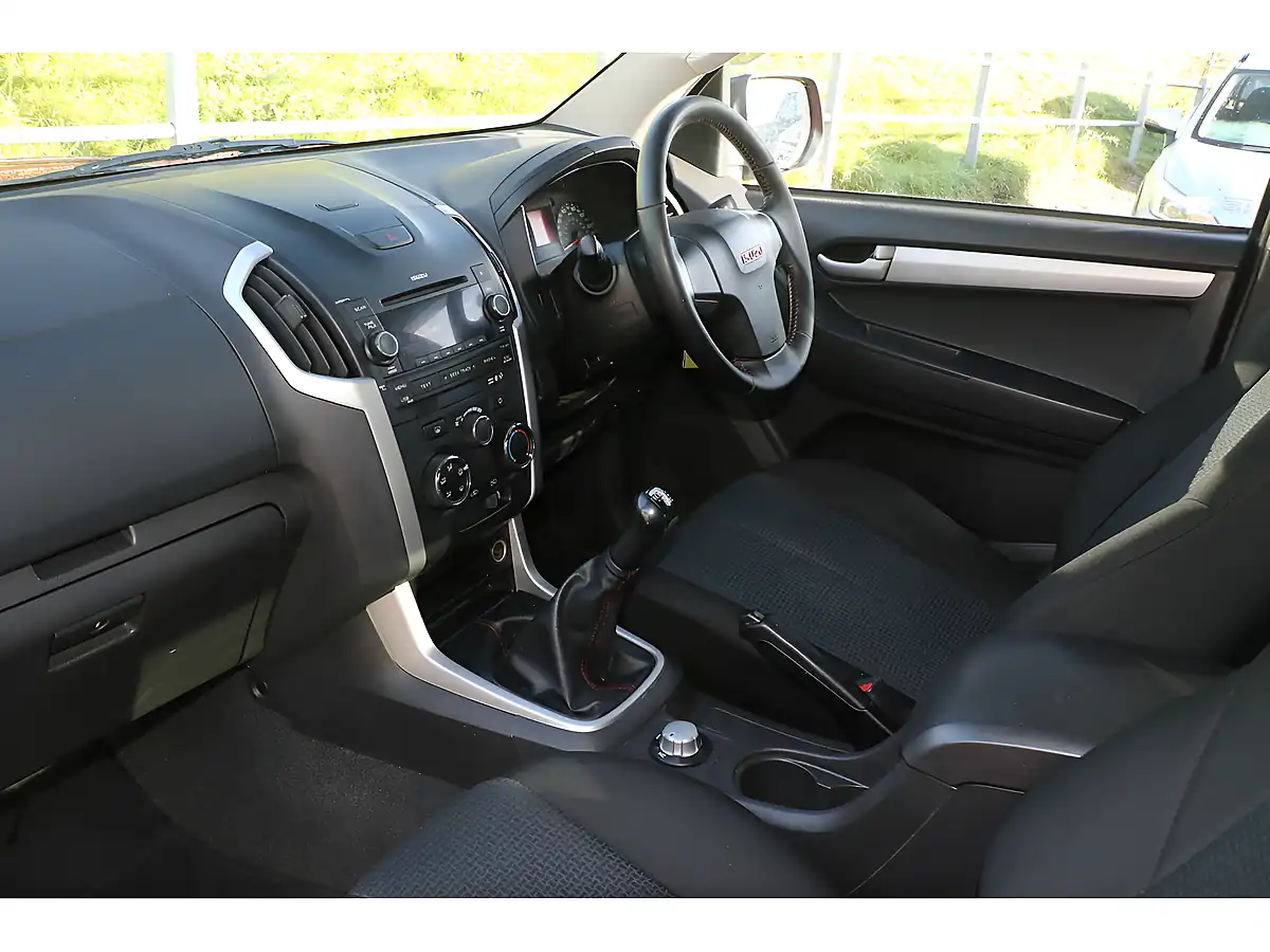Used 2015 Isuzu D-Max Fury Red - Interior and Exterior details 15