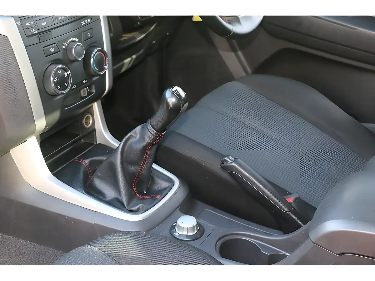 Used 2015 Isuzu D-Max Fury Red - Interior and Exterior details 16