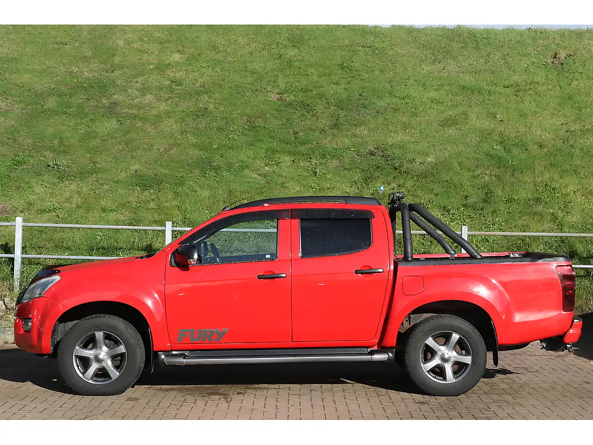 Used 2015 Isuzu D-Max Fury Red - Interior and Exterior details 3
