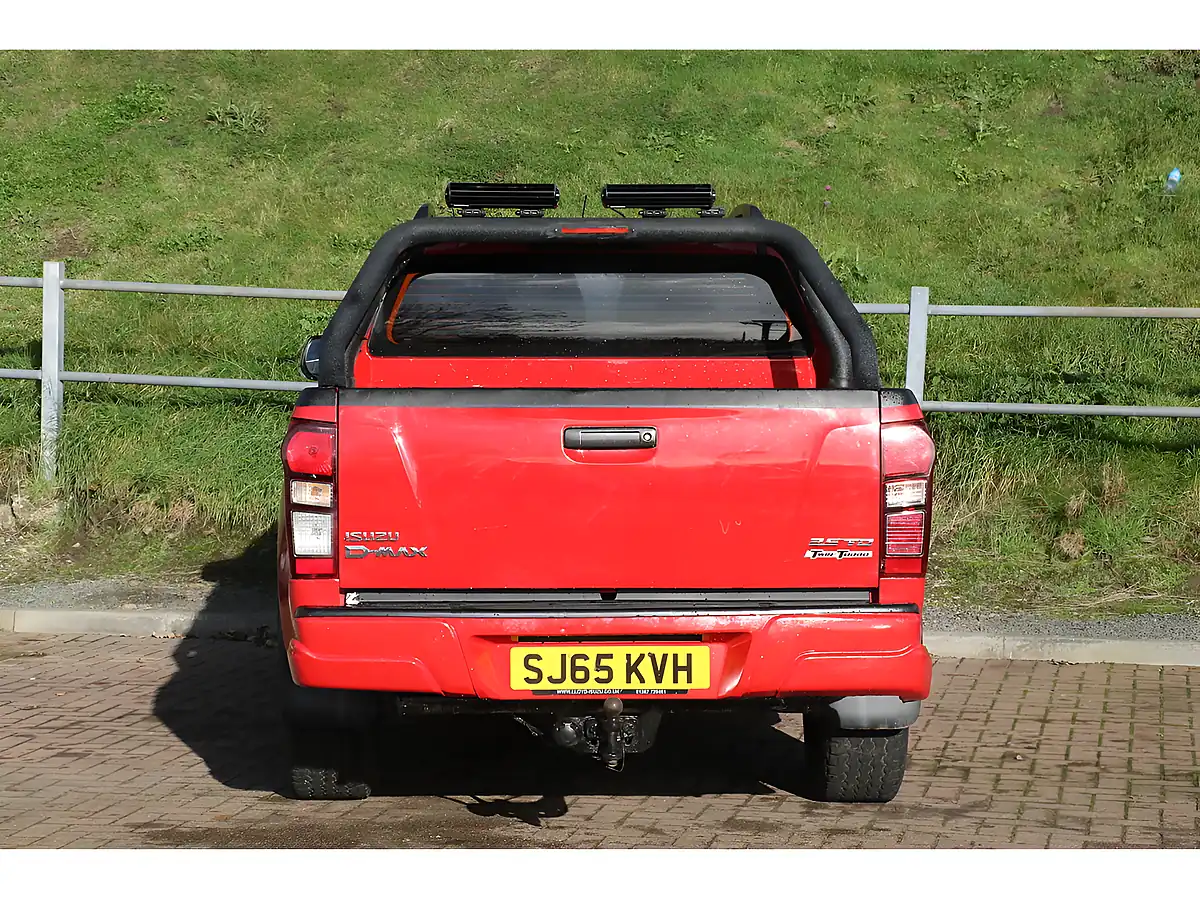 Used 2015 Isuzu D-Max Fury Red - Interior and Exterior details 4
