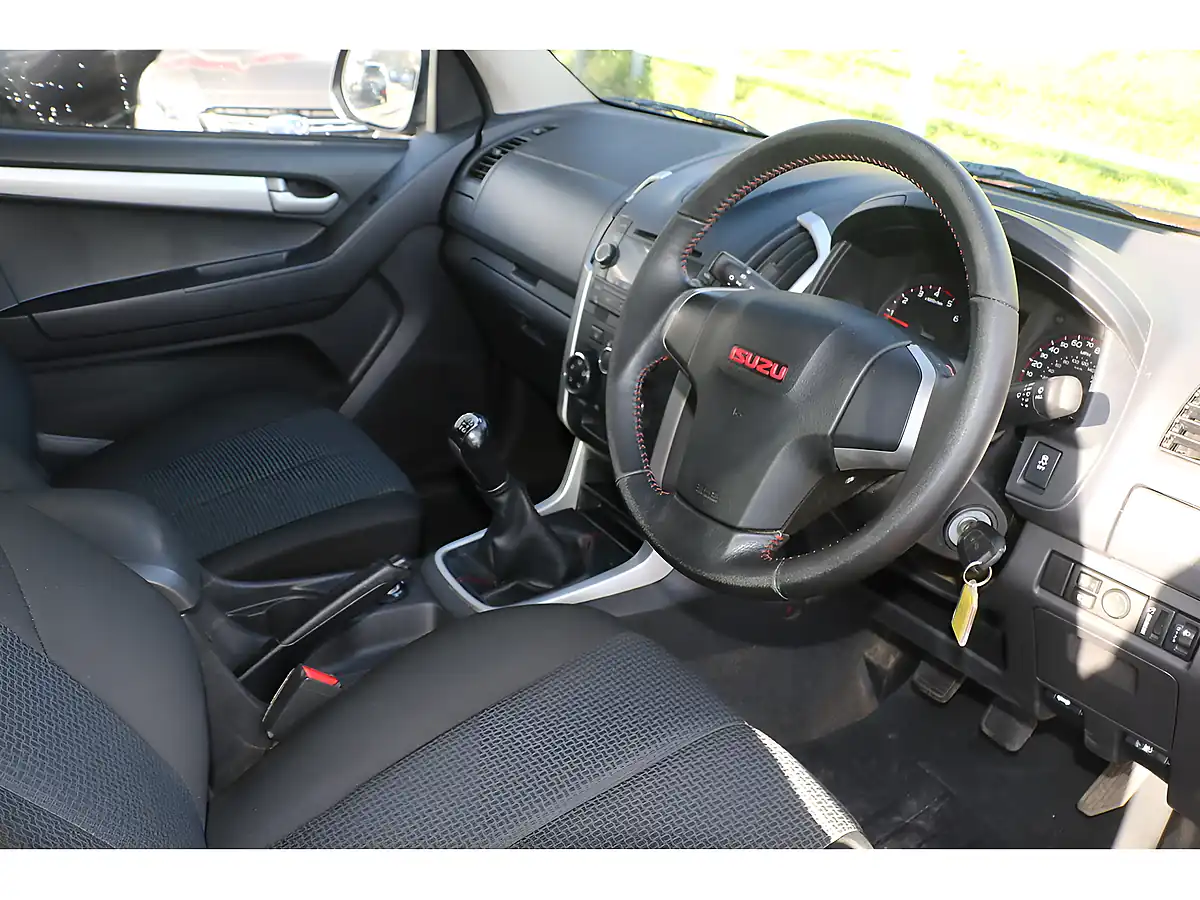 Used 2015 Isuzu D-Max Fury Red - Interior and Exterior details 6