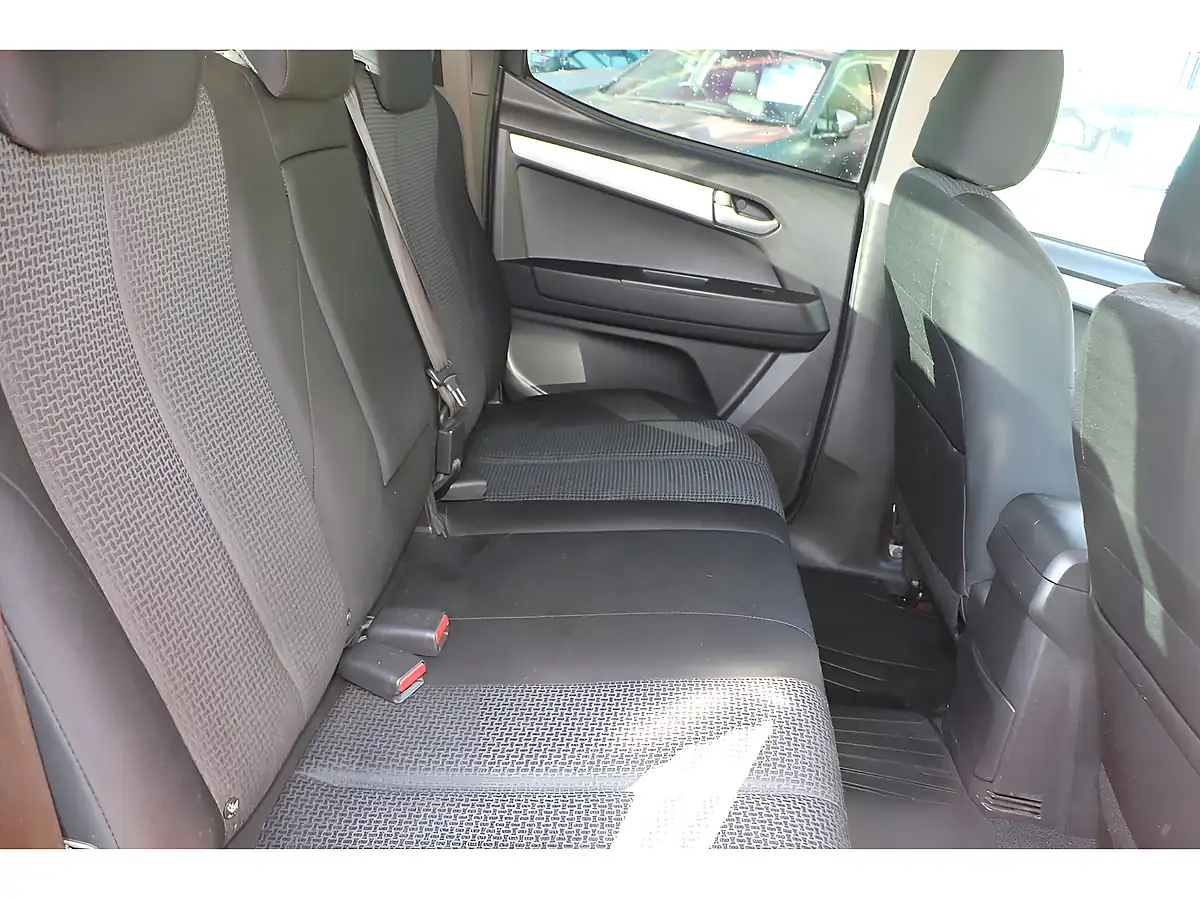 Used 2015 Isuzu D-Max Fury Red - Interior and Exterior details 9