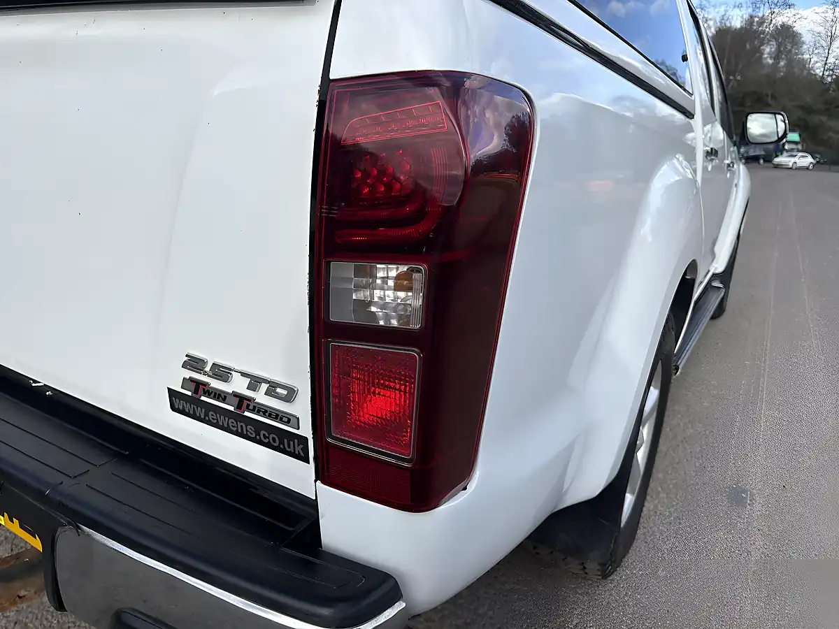 Used 2015 Isuzu D-Max Utah Huntsman White - Interior and Exterior details 12