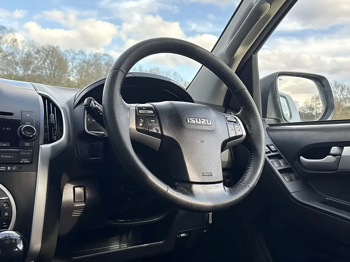 Used 2015 Isuzu D-Max Utah Huntsman White - Interior and Exterior details 14