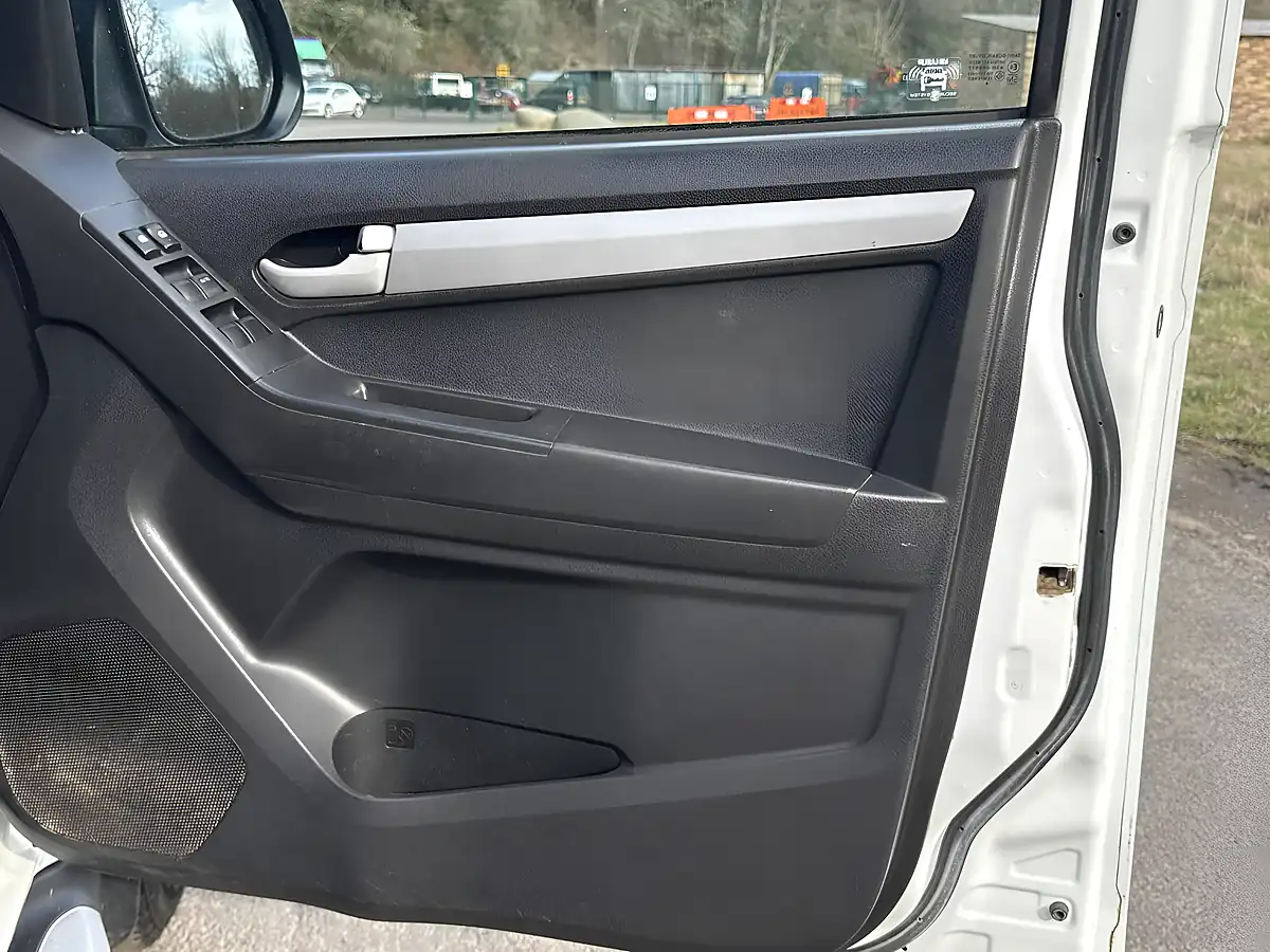 Used 2015 Isuzu D-Max Utah Huntsman White - Interior and Exterior details 16