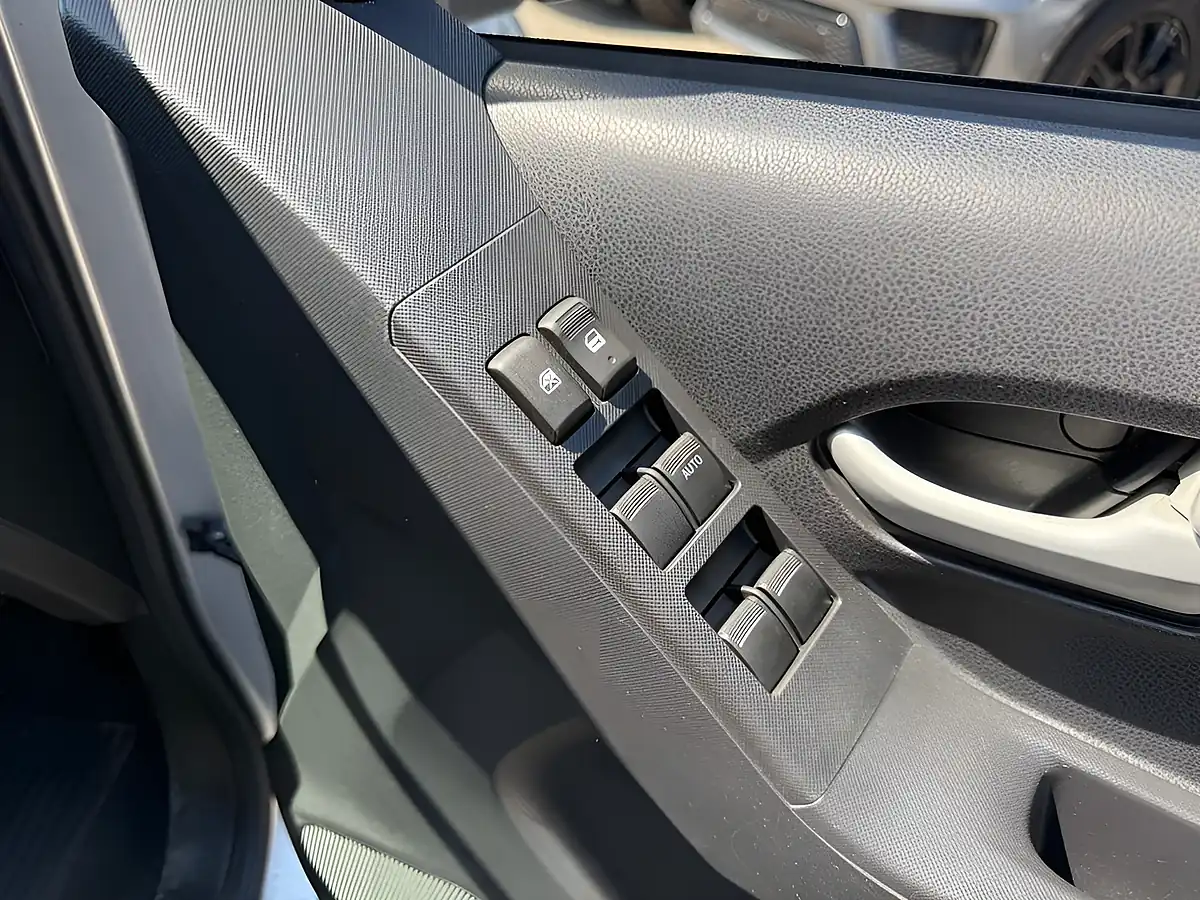 Used 2015 Isuzu D-Max Yukon Silver - Interior and Exterior details 10
