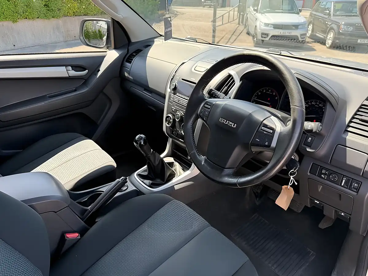 Used 2015 Isuzu D-Max Yukon Silver - Interior and Exterior details 11