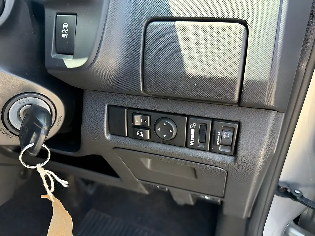 Used 2015 Isuzu D-Max Yukon Silver - Interior and Exterior details 12