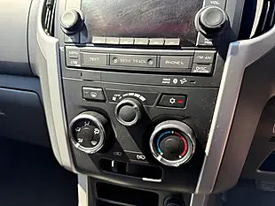 Used 2015 Isuzu D-Max Yukon Silver - Interior and Exterior details 13