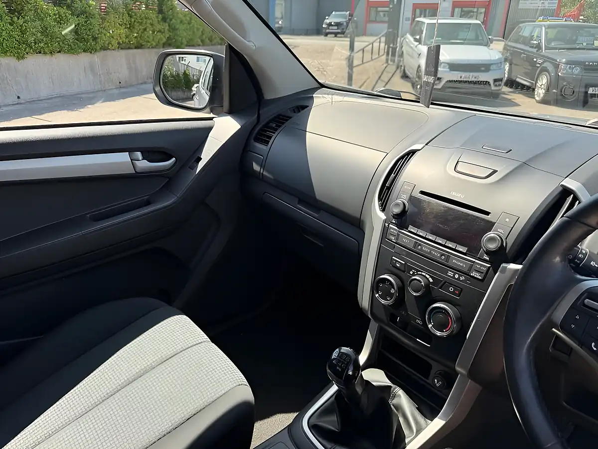 Used 2015 Isuzu D-Max Yukon Silver - Interior and Exterior details 14