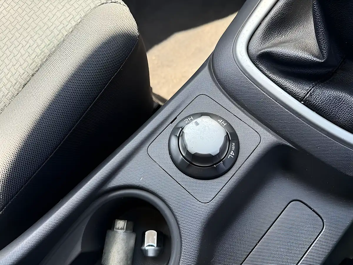 Used 2015 Isuzu D-Max Yukon Silver - Interior and Exterior details 15