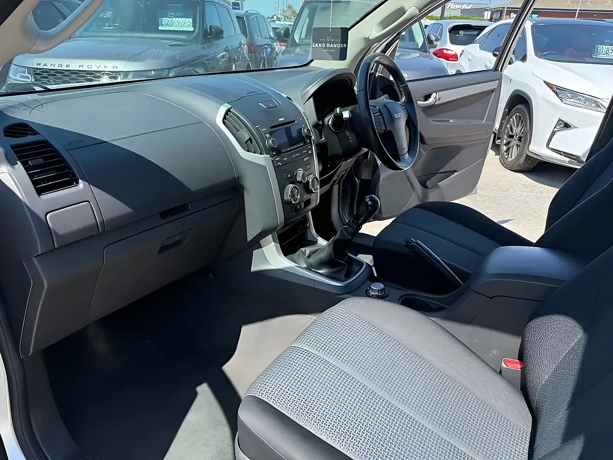 Used 2015 Isuzu D-Max Yukon Silver - Interior and Exterior details 16