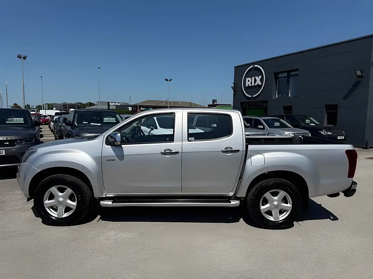 Used 2015 Isuzu D-Max Yukon Silver - Interior and Exterior details 3