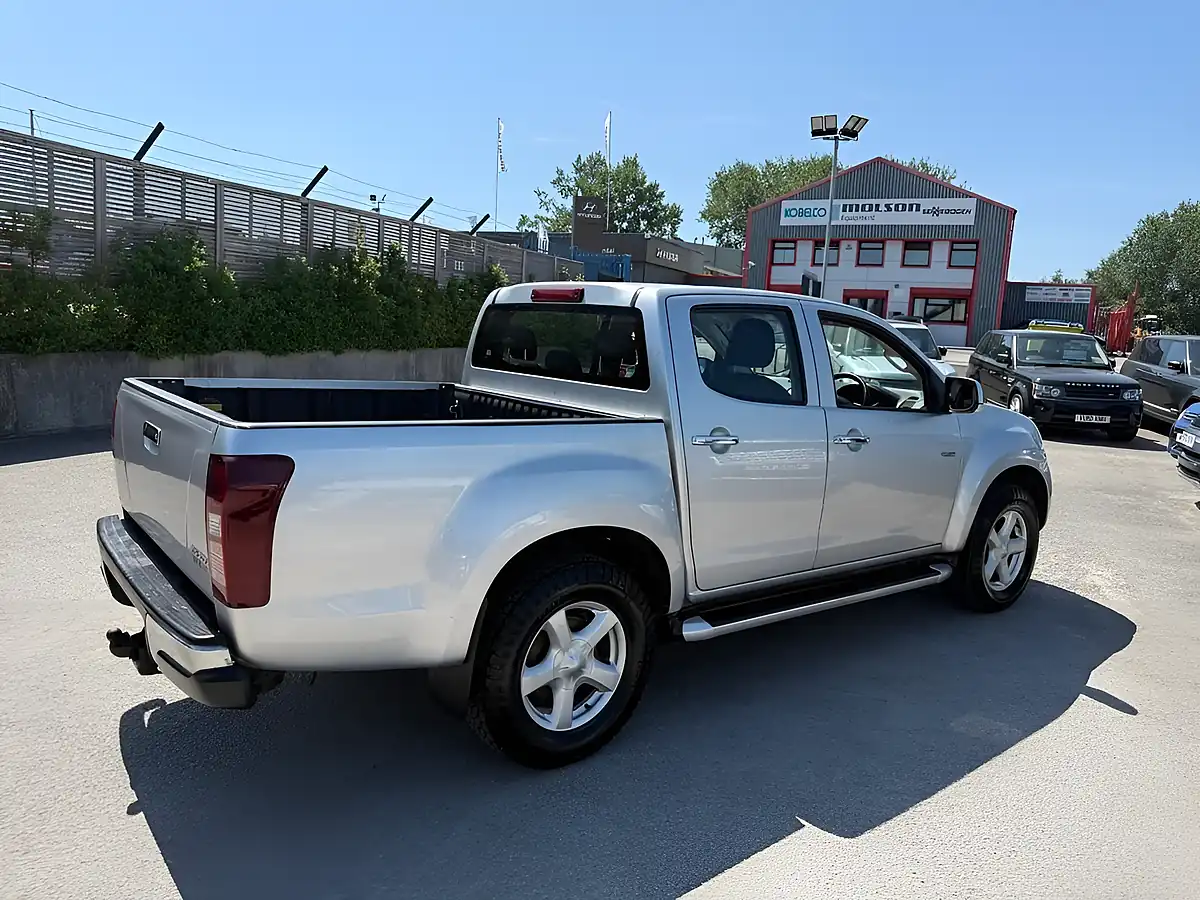 Used 2015 Isuzu D-Max Yukon Silver - Interior and Exterior details 7