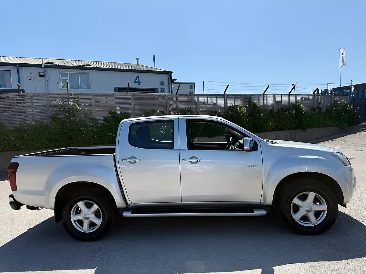 Used 2015 Isuzu D-Max Yukon Silver - Interior and Exterior details 8
