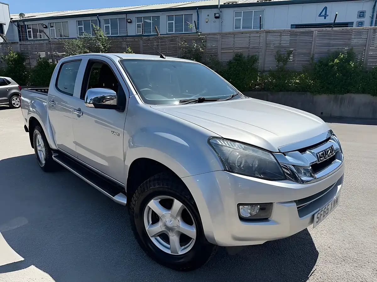 Used 2015 Isuzu D-Max Yukon Silver - Interior and Exterior details 9