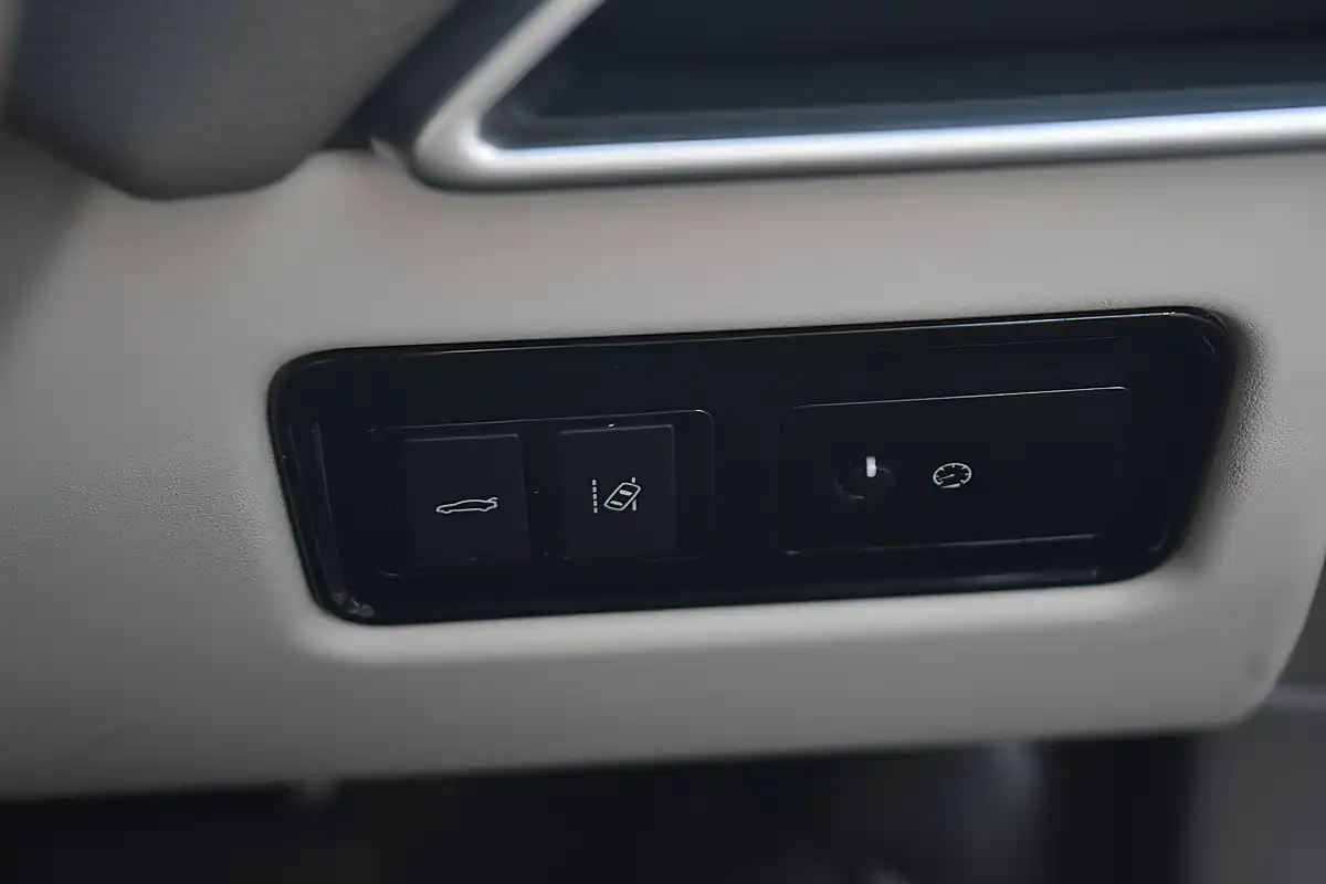Used 2015 Jaguar Xe Prestige Caesium Blue - Interior and Exterior details 16