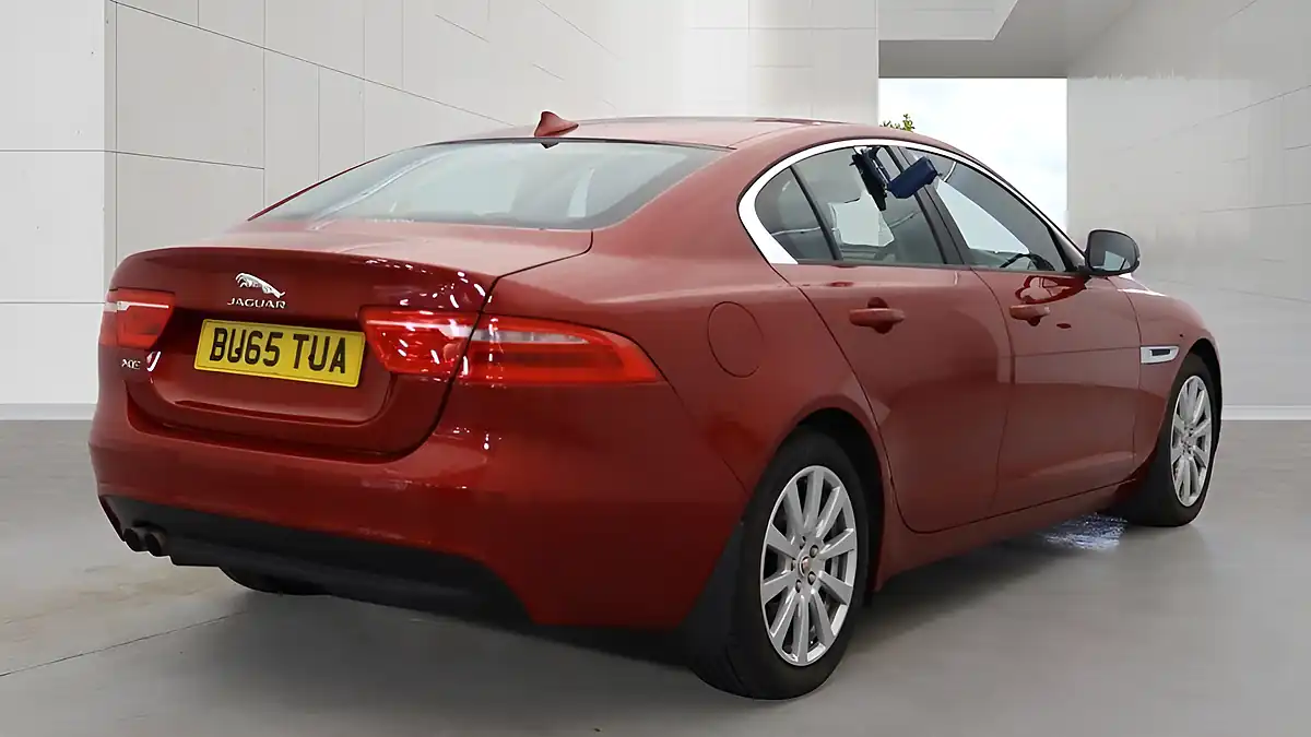Used 2015 Jaguar Xe Se Red - Front View