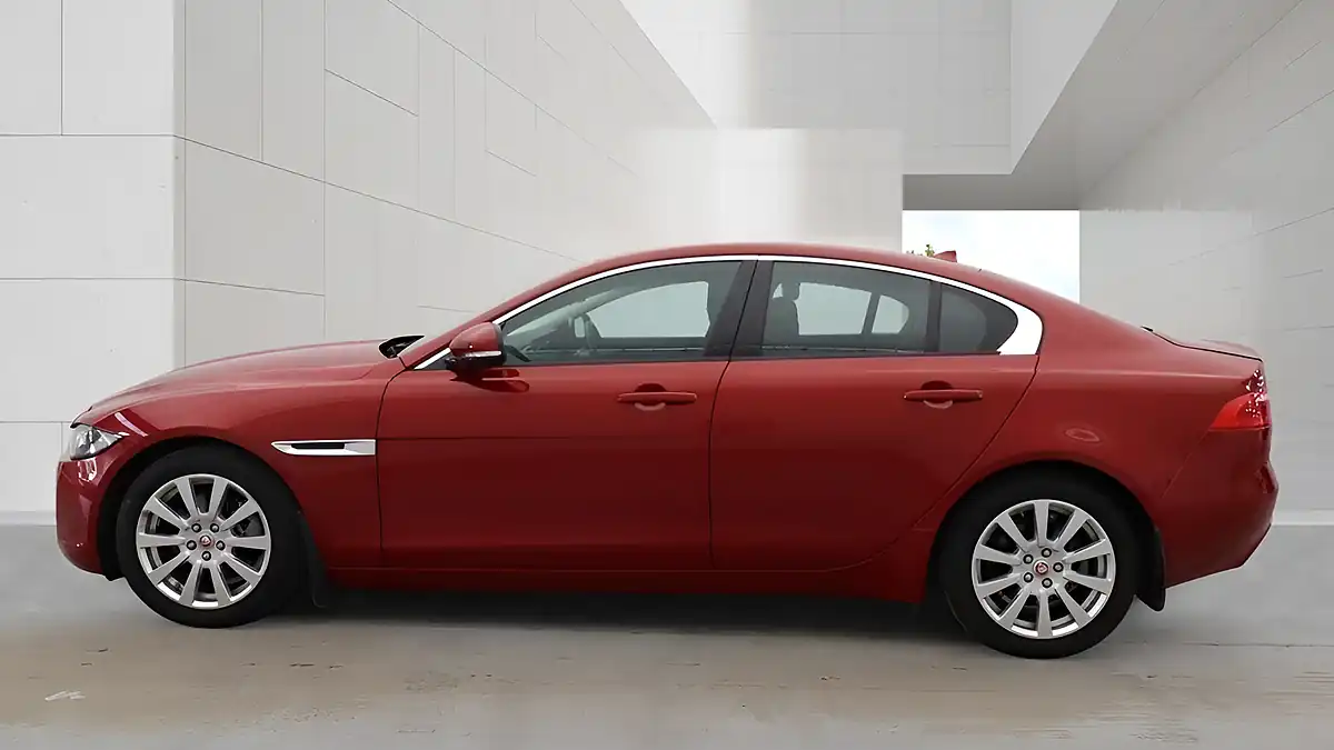Used 2015 Jaguar Xe Se Red - Interior and Exterior details 4