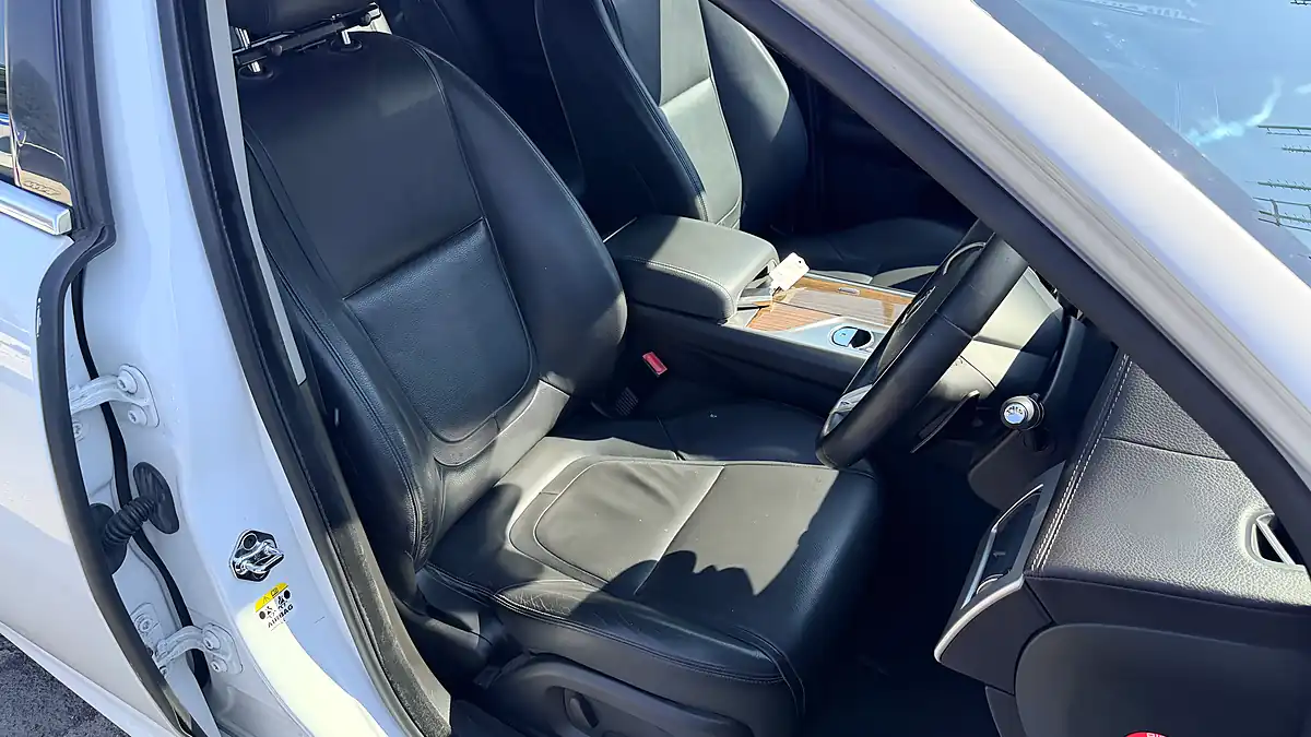 Used 2015 Jaguar Xf Luxury Saloon White - Interior and Exterior details 11