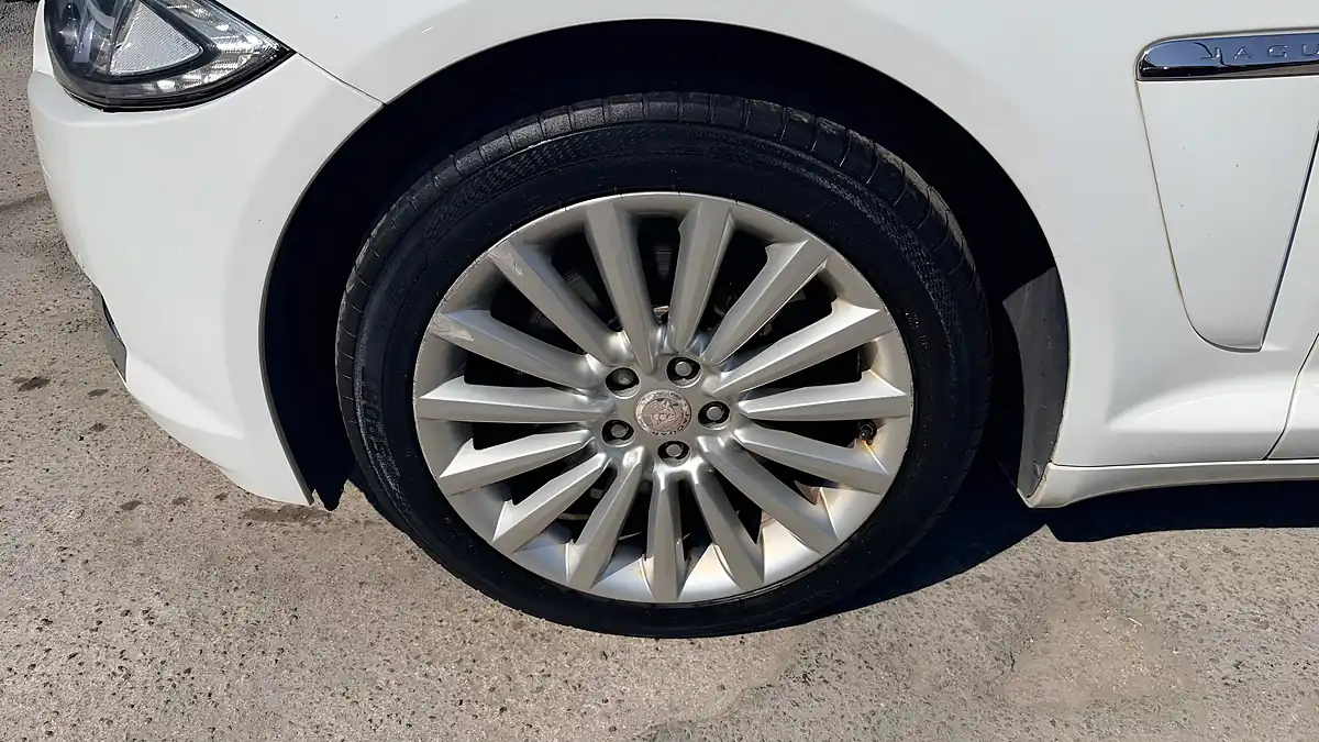 Used 2015 Jaguar Xf Luxury Saloon White - Interior and Exterior details 20