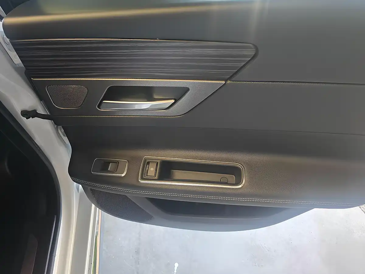 Used 2015 Jaguar Xf S White - Interior and Exterior details 18