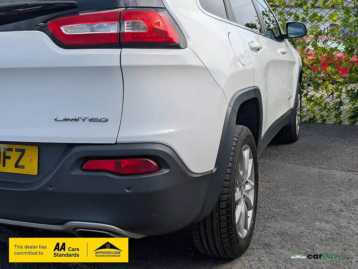 Used 2015 Jeep Cherokee Limited Bright White - Interior and Exterior details 11