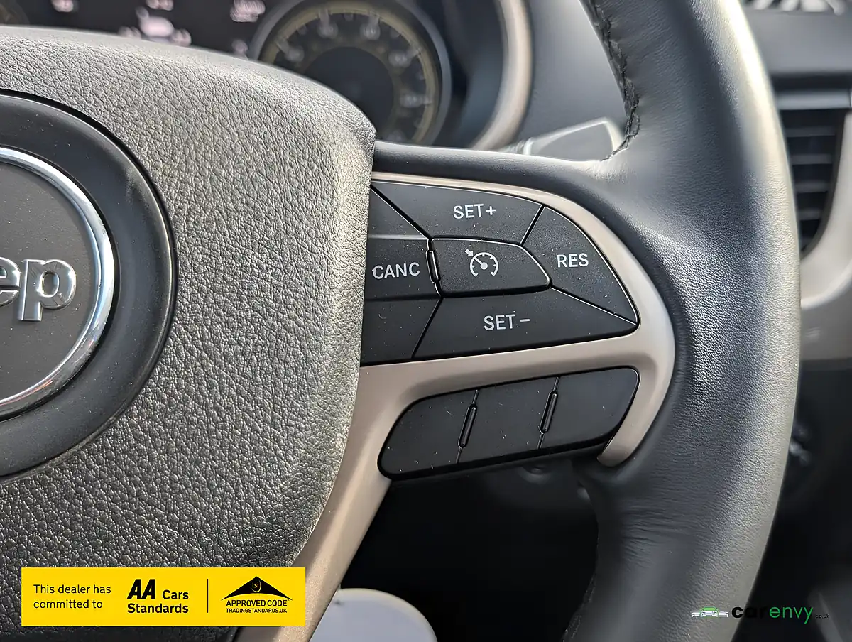 Used 2015 Jeep Cherokee Limited Bright White - Interior and Exterior details 18