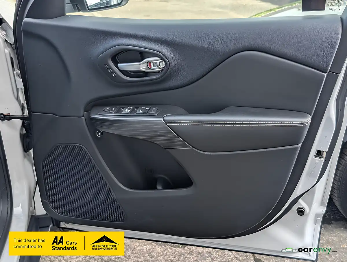 Used 2015 Jeep Cherokee Limited Bright White - Interior and Exterior details 20