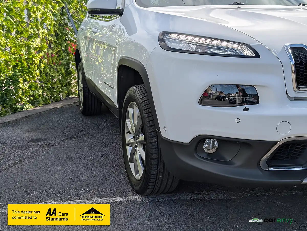 Used 2015 Jeep Cherokee Limited Bright White - Interior and Exterior details 3