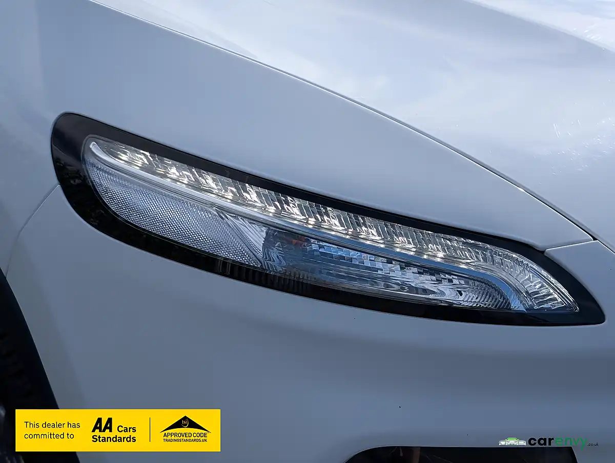 Used 2015 Jeep Cherokee Limited Bright White - Interior and Exterior details 4