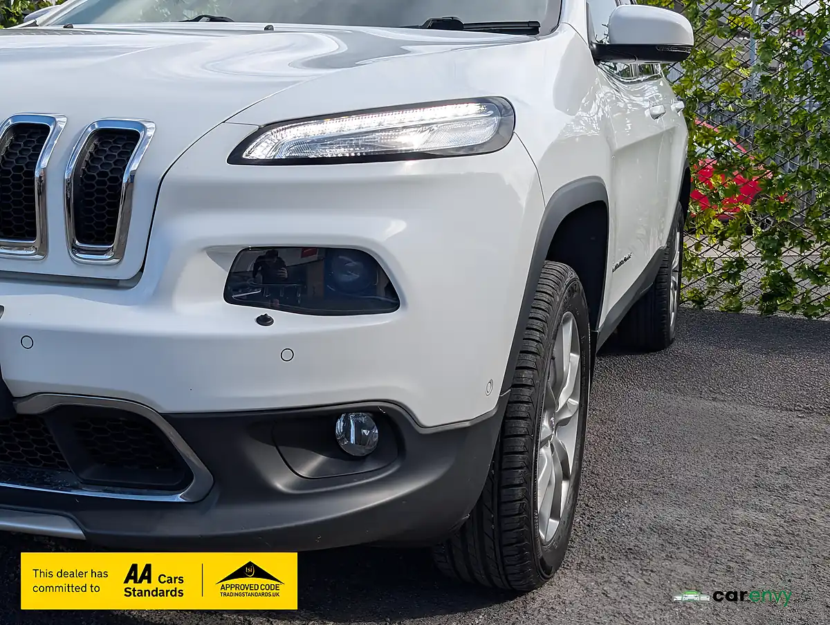 Used 2015 Jeep Cherokee Limited Bright White - Interior and Exterior details 8