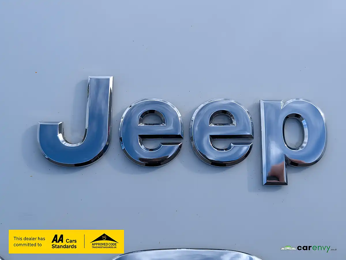 Used 2015 Jeep Cherokee Limited Bright White - Interior and Exterior details 9