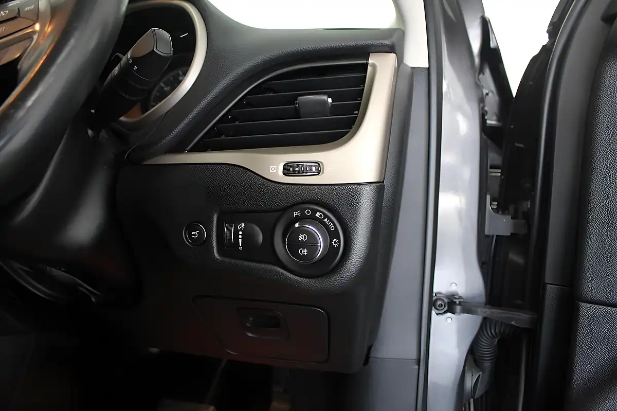 Used 2015 Jeep Cherokee Limited Grey - Interior and Exterior details 17